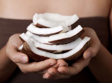 ¡Hola, mis bellas lectores! Hoy, alguna información sobre el aceite de coco que se ha unido al círculo de mis favoritos. Lo aplico a mi pelo de baja porosidad porque utilicé el amado aceite para el cabello Nanoil. Además del cuidado del cabello, uso el aceite para mi cuerpo. Para mí, el aceite de coco […]