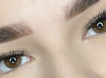 Son muchas las mujeres cuyo sueño es lucir unas pestañas largas, con volumen y bien marcadas, que acentúen su belleza natural y remarquen su mirada. No obstante, alcanzar este look de manera natural a veces resulta complicado, de ahí que muchas opten por las extensiones de pestañas profesionales. A pesar de que las extensiones profesionales […]